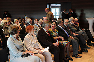 Preisträgerin Jutta W. Thomasius (2.v.l.) lauscht mit der Jury in der 1. Reihe. Foto: Sonja Lehnert
