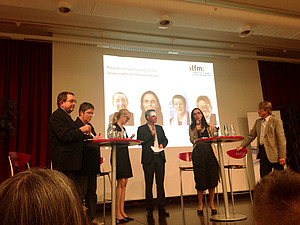 Abschlussrunde mit Prof. Dr. Gerhard Vowe, Sozialwissenschaftler, Institut für Sozialwisschenschaften der Heinrich-Heine-Uni Düsseldorf, Ulrike Kaiser, IQ und stellv. Bundesvorsitzende DJV, Bettina Schmieding und Prof. Dr. Frank Überall, Moderation, Prof. Dr. Marlis Prinzing, Makromedia Hochschule Medien und Kommunikation, Köln und Klaus Liedtke, ehem. Chefredakteur 