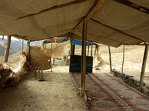 Schule in Badaghshan, wo die Kinder in den Sand schreiben, weil Stifte und Papier fehlen. Foto: Wolfgang Minich