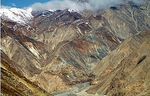 Auch aus unwegsamen Regionen müssen Wahlurnen zur Auszählung transportiert werden. Foto Wolfgang Minich