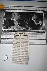 Passend zur Tarifbewegung ist ein Screenshot im Aushang der OP zu finden: Geschäftsführer Steffen Schindler (l.) und Chefredakteur Christoph Linne (r.) bei der Verlegerkonferenz in Dresden. Dort kritisierte Bundespräsident Gauck die Bedingungen, unter denen Redakteure arbeiten müssen. Â© Oberhessische Presse