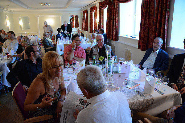 Feier zum 25. Jahrgang des Blickpunkt. Dr. Gabriela Blumschein-Grossmayer im Gespräch mit Michael Hiller aus Sachsen, Martin Schmidt, Gerhard Samulat, Friedbert Wolter und Prof. Dr. Siegfried Quandt (v.l.n.r.). Foto: Wolfgang Kühner