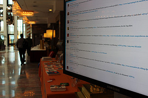 Aktuelle Twitterwand vor dem Sitzungssaal. ©Sonja Lehnert Aktuelle Twitterwand vor dem Sitzungssaal. ©Sonja Lehnert