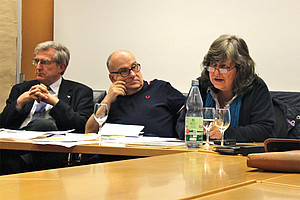Norbert Dörholt, Umberto Biagioni und Claudia Bechthold in reger Diskussion (v.l.n.r.). Foto: Sonja Lehnert