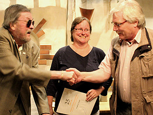 Hans Dieter Erlenbach (r.) überreicht die Urkunden für langjährige Mitgliedschaft im DJV an Angelica Taubel (Mitte) und an Gerd-Peter Schulze (l.). Foto: Sonja Lehnert