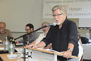 1. Vorsitzender Hans U. Heuser blickt kritisch auf die hessische und bundesweite Medienwelt, sieht aber auch den DJV vor Umstrukturierungen. Foto: Wolfgang Kühner