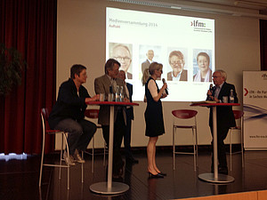 Zum Auftakt der Veranstaltung diskutierten über die Einflussnahme der Geldgeber auf unterstützten und geförderten Journalismus: Ulrike Kaiser, Initiative Qualität im Journalismus und stellvertretende DJV-Bundesvorsitzende, Klaus Liedtke, ehemals Chefredakteur 