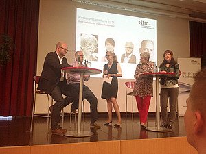 Sie diskutierten über die Veränderungen journalistischen Arbeitens im Digitalzeitalter und über alternative Finanzierzungsmöglichkeiten: David Schraven, ehem. WAZ-Recherche-Chef und Gründer von Correct!V, Christian Fahrenbach, Krautreporter, Bettina Schmieding, Moderation, Helga Kirchner, ehem. WDR-Chefredakteurin Hörfunk und Sascha Fobbe, Redakteurin Radio RST und stellvertretende Landesvorsitzende DJV NRW (v.l.n.r.). Foto: Sonja Lehnert