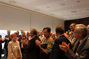 Mit Standing Ovations wird die mit dem Ehrenpreis ausgezeichnete Jutta W. Thomasius gefeiert. Foto: Sonja Lehnert