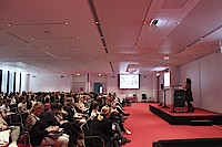 Minou Amir-Sehhi, Vorsitzende der DJV-Kommision Chancengleichheit und Diversity, begrüßt rund 260 Medienfrauen. Foto: Sonja Lehnert