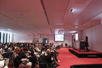 Minou Amir-Sehhi, Vorsitzende der DJV-Kommision Chancengleichheit und Diversity, begrüßt rund 260 Medienfrauen. Foto: Sonja Lehnert