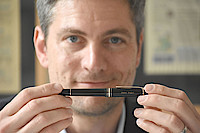 Am Vorabend des Tags der Pressefreiheit hat Tagesthemen- Moderator Ingo Zamperoni ein Geschenk für Zehra Doğan entgegengenommen.