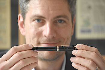 Am Vorabend des Tags der Pressefreiheit hat Tagesthemen- Moderator Ingo Zamperoni ein Geschenk für Zehra Doğan entgegengenommen.