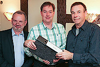 Einstimmig wurde der Fotojournalist Axel Häsler (Langenselbold, Mitte) zum Vorsitzenden gewählt, sein Stellvertreter ist der freie Journalist Rainer Habermann (l.). Der bisherige Vorsitzende Thomas Seifert (r.) hatte aus beruflichen Gründen sein Amt zur Verfügung gestellt.