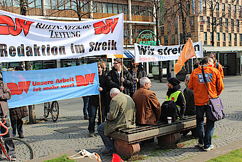 130 Redakteurinnen und Redakteure aus Hessen und Baden-Württemberg nehmen in Mannheim an der Kundgebung auf dem Paradeplatz teil. Foto. Sonja Lehnert