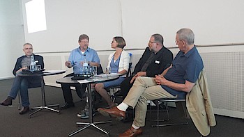 Im Hörfunk-Forum des Süddeutschen Journalistentags diskutierten lebhaft Thomas Becker, Geschäftsführer auxmedia GmbH (myRADIOday), Knud Zilian (Moderation), Sandra Müller, freie Hörfunk-Journalistin (betreibt eigenen Blog www.radio-machen.de ), Christoph Ebner, Nachrichtenchef SWR und Fritz Egner, Urgestein des deutschen Hörfunks, 25 Jahre Fernsehen und jetzt wieder in Bayern 3 mit eigenen Sendungen (v.l.n.r.). Foto: Petra Zilian