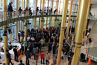 Über 250 Mitarbeiterinnen und Mitarbeiter nahmen teil an der Mittagspause, die von der Tarifgemeinschaft DJV, ver.di und DOV einberufen wurde. Foto: Sonja Lehnert