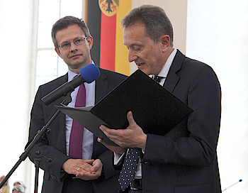 Dr. Michael A. Gotthelf (r.) überreicht den Ludwig-Börne-Preis 2014 an Florian Illies. Foto: Sonja Lehnert