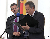 Dr. Michael A. Gotthelf (r.) überreicht den Ludwig-Börne-Preis 2014 an Florian Illies. Foto: Sonja Lehnert