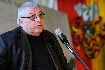 Der Journalist Werner Rudolf Kurz wurde am 3. November 2013 vom Magistrat der Stadt Hanau mit der August-Gaul- Plakette für sein langjähriges journalistisches Wirken gewürdigt. Foto: Medienzentrum der Stadt Hanau