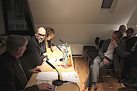 Norbert Dörholt, 2. Vorsitzender es DJV Ortsverbandes Frankfurt, Dr. Dan Shaham,  Generalkonsul des Staates Israel für Süddeutschland, und Claudia Korenke, Vorsitzende der Deutsch-Israelischen Gesellschaft Frankfurt (v.l.n.r.) im Gespräch. Foto: Sonja Lehnert