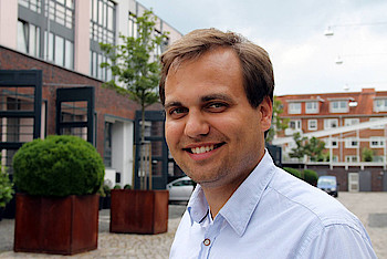 RTL-Volontär Moritz Zimmermann (25) bekam den Preis für sein Fernsehporträt der 23-jährigen Johanna Seip aus Marburg. Foto: Ludger Menke RTL-Volontär Moritz Zimmermann (25) bekam den Preis für sein Fernsehporträt der 23-jährigen Johanna Seip aus Marburg. Foto: Ludger Menke