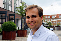 RTL-Volontär Moritz Zimmermann (25) bekam den Preis für sein Fernsehporträt der 23-jährigen Johanna Seip aus Marburg. Foto: Ludger Menke