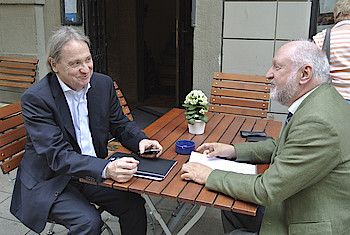 FNP-Chefredakteur Rainer Gefeller (l.) und FAZ-Herausgeber Werner D'Inka (r.) blieben auch nach der Sitzung des Hauptausschusses weiter im Gespräch. Foto: Dr. Christine Dressler