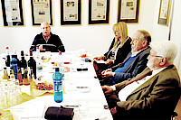 Arbeitsatmosphäre herrschte bei der Jahreshauptversammlung in der Geschäftsstelle des DJV. Wolfgang Kühner (l.) musste die Moderation des Abends übernehmen, da der Vorsitzende Peter Schwierz überraschend zurückgetreten ist. Rechts neben ihm Dr. Gabriela Blumschein, Prof. Dr. Siegfried Quandt und Rolf Schweizer (v.l.n.r.) Foto: Sonja Lehnert