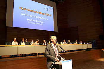 Michael Konken, Bundesvorsitzender, eröffnete den Verbandstag.
