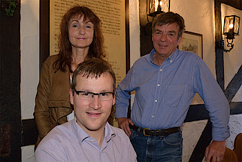 Der neue Vorstand des Ortsverbands Marburg - Vorsitzender Stefan Dietrich (Redakteur Oberhessische Presse, vorn), Stellvertreterin Angela Heinemann (Freie/Öffentlichkeitsarbeit, hinten l.) und Geschäftsführer Achim Wolff (r.). Foto: Dr. Klaus-Peter Andrießen