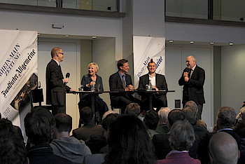 Werner D'Inka (r.), Mitherausgeber der Frankfurter Allgemeinen Zeitung, begrüßte Moderator Carsten Knop (l.), FAZ-Redakteur, und die Podiumsgäste Bascha Mika, Mathias Müller von Blumencron und Sascha Lobo (v.l.n.r.). Foto Sonja Lehnert