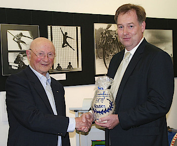 Axel Häsler (r.) würdigt das Lebenswerk des Schlüchterner Fotojournalisten Gustav Hildbrand.