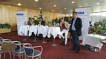 Moderatorin Sylvia Kuck (2.v.r.) und Volker Siefert (r,), Geschäftsführung hr-Redakteursausschuss, während der spannenden Diskussion im Café des hr-Casinos.