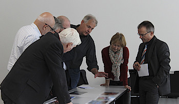 Die Bildauswahl wird diskutiert und Entscheidungen werden gemeinsam getroffen. Fotos: Sonja Lehnert Die Bildauswahl wird diskutiert und Entscheidungen werden gemeinsam getroffen. Fotos: Sonja Lehnert