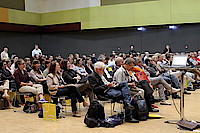 DJV Bundesvorsitzender Michael Konken (8.v.l.) lauscht interessiert Christian Jakubetz' Ausführungen über das Journalisten-Gepäck 2020. Links neben ihm Gabriela Blumschein-Grossmayer und Martin Schmidt vom Landesvorstand Hessen, Hans Ulrich Heuser, Vorsitzender Landesverband Hessen, neben ihm, leider verdeckt, Dagmar Lange, Landesvorsitzende Baden- Württemberg, und in der 2. Reihe Andrea Wohlfahrt, Landesvorsitzende Rheinland-Pfalz (2.v.l.). Foto: Sonja Lehnert