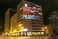 Bildsequenzen einer Video-Show erschienen überdimensional an Hausfassaden. Foto: Axel Häsler