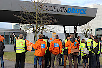Die FNP-Redakteure erwarten in Mörfelden die Drucker zum gemeinsamen Warnstreik. Foto: Sonja Lehnert