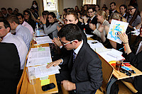 Rund 100 junge Menschen nahmen im August in Marburg am Internationalen Akademischen Sommerforum des Europäischen Jugendparlaments teil. Quelle: EJP