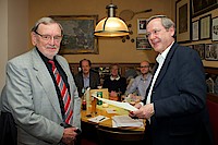 65 Jahre im DJV: Der Vorsitzende des Bezirksverbandes Lahn-Dill, Klaus-Peter Andrießen, überreicht dem 84-jährigen Wolfgang Scheer die Jubiläumsurkunde. (Foto: Schönig)