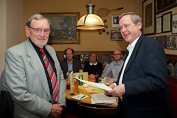 65 Jahre im DJV: Der Vorsitzende des Bezirksverbandes Lahn-Dill, Klaus-Peter Andrießen, überreicht dem 84-jährigen Wolfgang Scheer die Jubiläumsurkunde. (Foto: Schönig)
