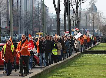 Die Demonstranten zogen mit Trillerpfeifen und Fahnen durch Frankfurts Straßen bis zum DGB-Haus. Foto: Sonja Lehnert