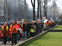 Die Demonstranten zogen mit Trillerpfeifen und Fahnen durch Frankfurts Straßen bis zum DGB-Haus. Foto: Sonja Lehnert