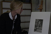 Regisseurin Dr. Ina Knobloch mit einem Bild von Joseph Süßkind Oppenheimer / Foto: phoenix