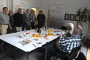 Gesprächsrunde mit Michael Gahler, Mitglied des Europäischen Parlaments und Sprecher der EVP-Fraktion. v.l.n.r.: Andreas Lang, Umberto Biagioni, Hans U. Heuser, Michael Gahler, Prof. Dr. Siegfried Quandt, Harro Menzel, (sitzend) Martin Angelstein, Hans Heinrich Matthiesen, Axel Häsler. Foto: Sonja Lehnert