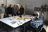 Gesprächsrunde mit Michael Gahler, Mitglied des Europäischen Parlaments und Sprecher der EVP-Fraktion. v.l.n.r.: Andreas Lang, Umberto Biagioni, Hans U. Heuser, Michael Gahler, Prof. Dr. Siegfried Quandt, Harro Menzel, (sitzend) Martin Angelstein, Hans Heinrich Matthiesen, Axel Häsler. Foto: Sonja Lehnert