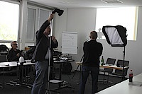 Bernd Lammel demonstriert den Einsatz der Drei-Punkt-Beleuchtung.