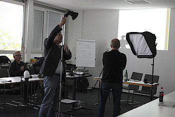 Bernd Lammel demonstriert den Einsatz der Drei-Punkt-Beleuchtung.