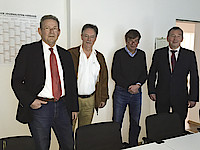 Der Vorstand des Fachausschusses Journalisten in Wirtschaft und Verwaltung präsentierte in der Geschäftsstelle des DJV die Ergebnisse ihrer Arbeit der vergangenen knapp zwei Monate. Thomas Behne, Hans Daniel, Geschäftsführer Achim Wolff,  Helmut von der Lahr (v.l.n.r.), Foto: Sonja Lehnert