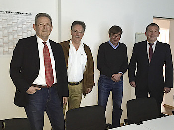 Der Vorstand des Fachausschusses Journalisten in Wirtschaft und Verwaltung präsentierte in der Geschäftsstelle des DJV die Ergebnisse ihrer Arbeit der vergangenen knapp zwei Monate. Thomas Behne, Hans Daniel, Geschäftsführer Achim Wolff,  Helmut von der Lahr (v.l.n.r.), Foto: Sonja Lehnert
